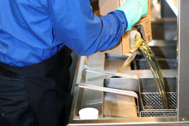 Der mobile Fritteusen- und Ölservice von Filta federt die steigenden Ölpreise für die Gastronomie ab; kommerzielle Küchen wirtschaften nachhaltiger und frittieren gesünder.
